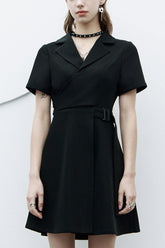 Robe punk pour femme avec ceinture à boucle en métal noire, taille cintrée et ourlet en forme de A